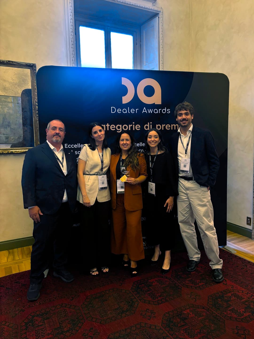 Foto di gruppo del team Car Lovers Roma con il premio ricevuto per l'innovazione digitale.