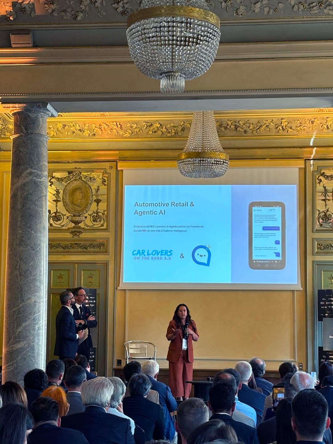 Car Lovers Roma sul palco dei Dealer Awards durante la consegna del premio Eccellenza nell'innovazione digitale.