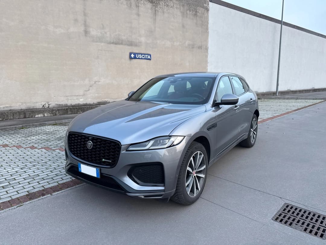 Foto auto con sfondo confusionario