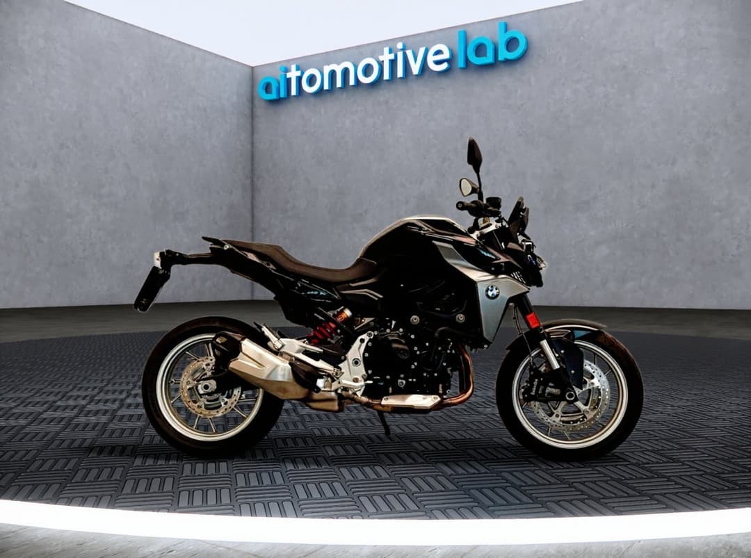 Moto BMW inserita da CarTake in uno showroom virtuale con logo AitomotiveLab