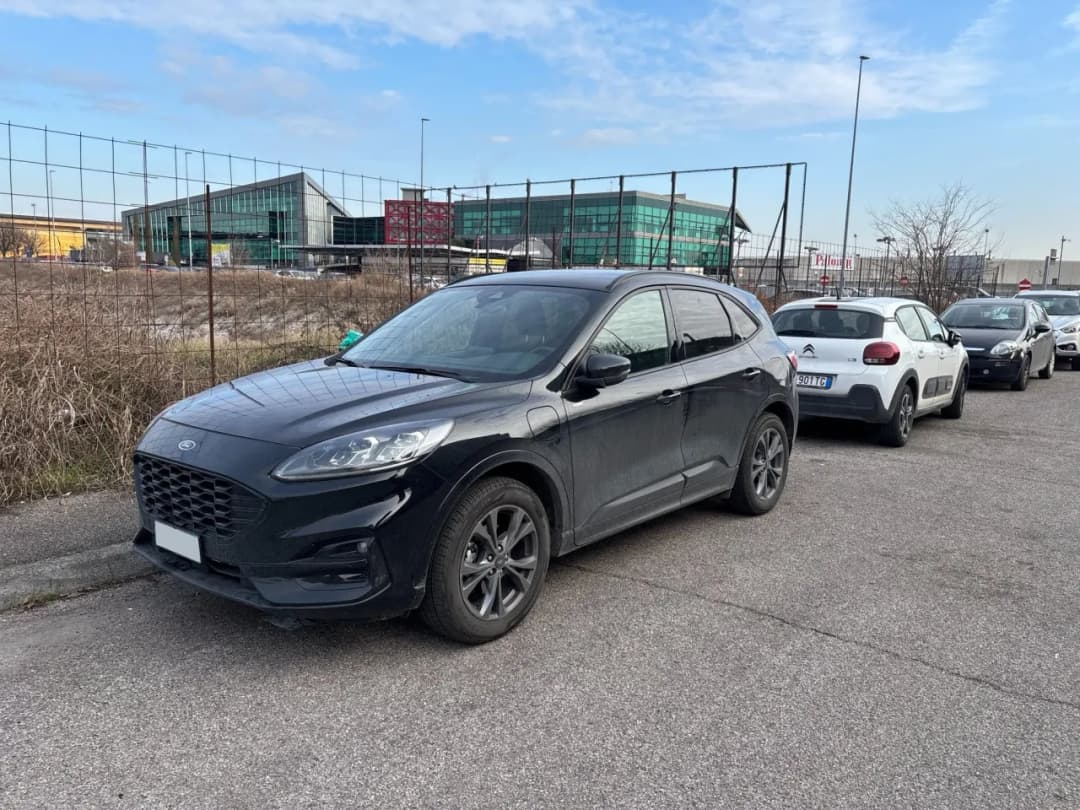 Ford Kuga fotografata sul piazzale e poi inserita nella Digital Room CarTake